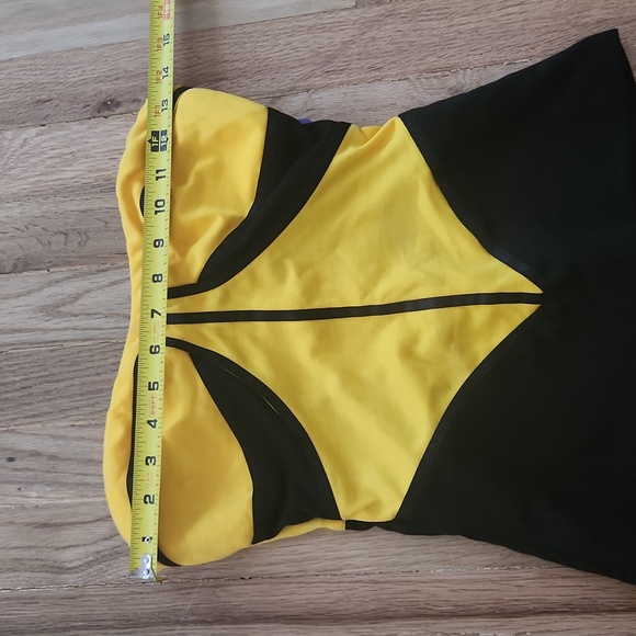 Size Medium Yellow Sleeveless Shirt - Picture 5 of 6